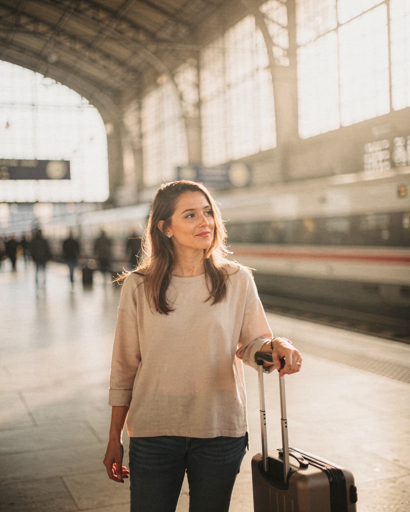 Camille, Sopranistin, mit ihrem Koffer in einer Bahnhofshalle