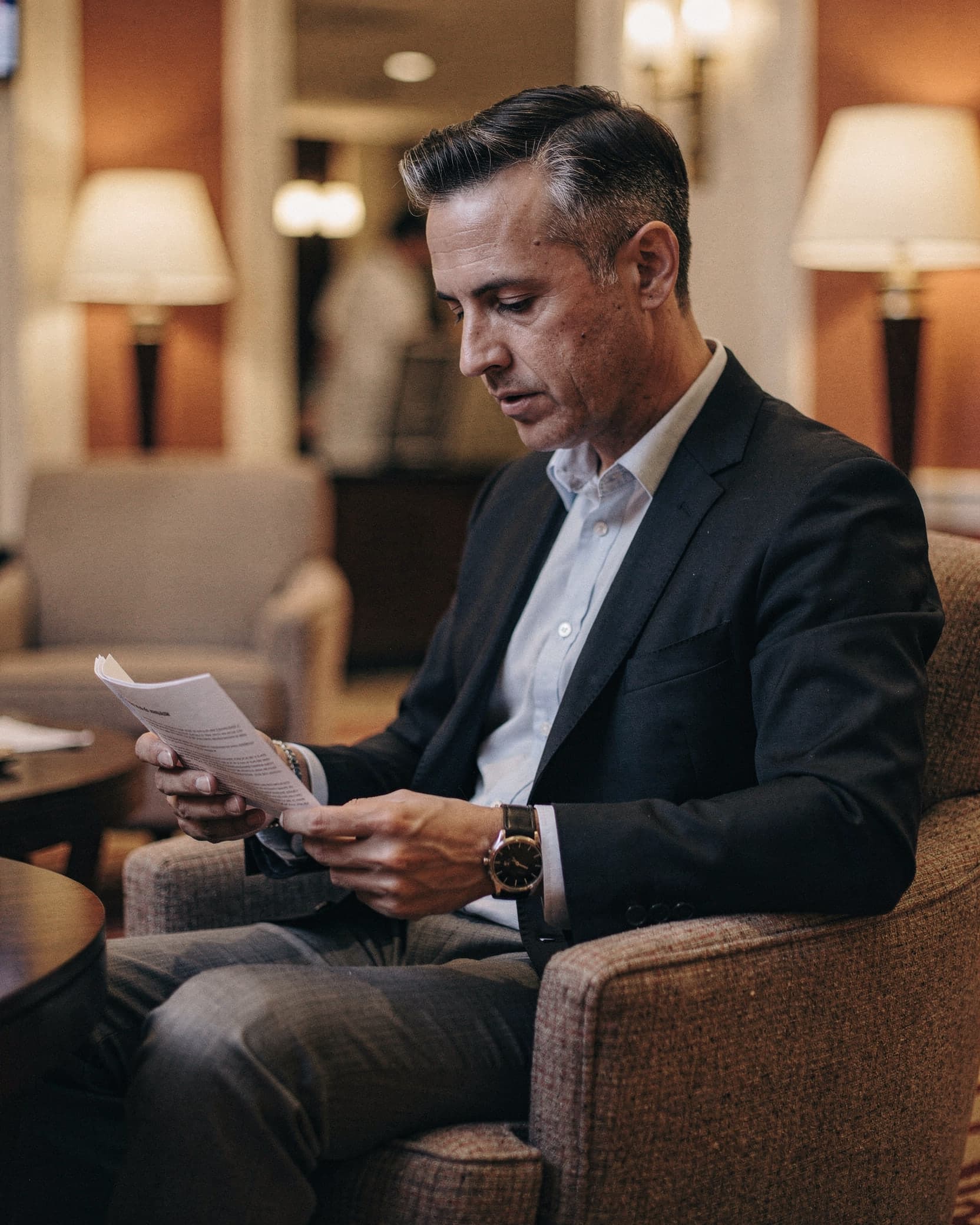 Markus, Bariton, sichtet Unterlagen in einer Hotellobby