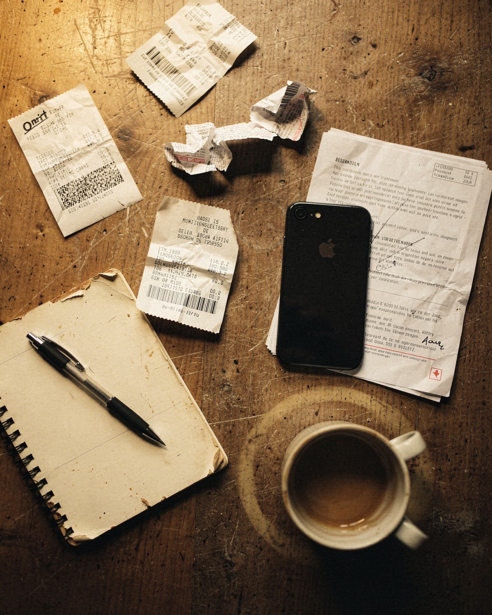 Reçus, billets et contrats éparpillés sur une table de travail